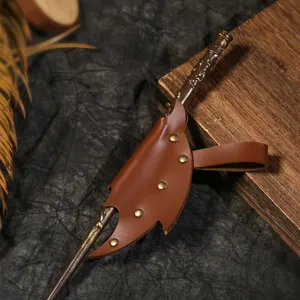 Détail d'étui en cuir marron pour baguette magique cosplay, accessoire de sorcière.