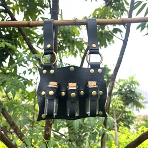 Nahaufnahme des mittelalterlichen Leder-Trankflaschenhalters mit Glasfläschchen und Metallringen.