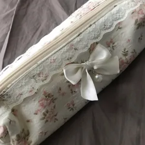 Trousse a crayons florale vintage avec dentelle blanche et beau noeud ruban pour ecolier.