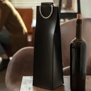Elegante borsa regalo per vino in pelle nera con anello in metallo per singola bottiglia.