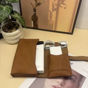 Bruine lederen digitale accessoires organizer tas detailweergave, oprolbare kabeltas.