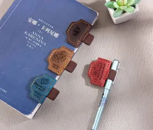 Marque-page magnétique en cuir avec porte-stylo élastique, cadeau de bureau personnalisé.