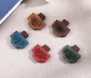 Marque-page magnétique en cuir personnalisé avec porte-stylo, vue détaillée des couleurs.