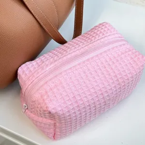 Roze wafel gewatteerde cosmetische tas detail, schattig reismake-up tasje met ritssluiting.