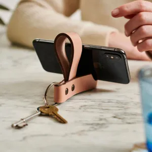 Minimalistische lederen telefoonstandaard en sleutelhanger met handige metalen ring
