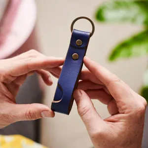 Gedetailleerd overzicht van de lederen telefoonhouder sleutelhanger, stijlvol accessoire.