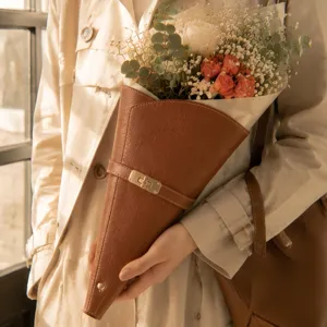 Detailaufnahme eines braunen PU-Leder Blumenstraußkegels mit Metallverschluss für Blumenverpackungen.