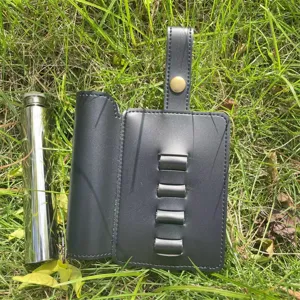 Vue détaillée de la pochette de support de tee de golf en cuir avec flacon en métal.