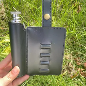 Porte-tee de golf et flasque détail, étui en cuir noir avec emplacements et lanière.