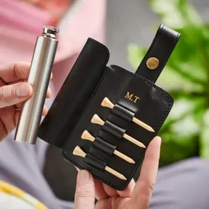 Support de tee de golf personnalisé et flasque en métal, cadeau en cuir noir pour les passionnés.