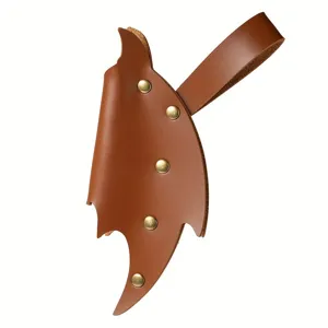 Détail en gros plan d'un étui en cuir pour baguette magique de cosplay avec rivets.