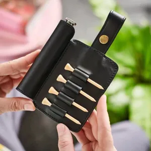 Détail de porte-tee de golf en cuir noir avec flasque en métal pour sport en plein air portable.