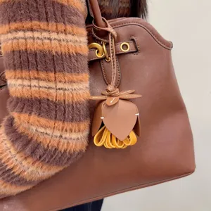 Pendentif sac fleur en cuir mignon pompon accessoire de sac à main porte-clés esthétique