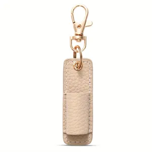 Llavero portalápices de cuero beige, diseño compacto con gancho de metal para la oficina.