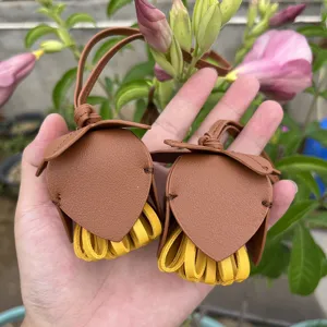 Breloque de sac en cuir marron avec franges jaunes. Joli pendentif accessoire pour sacs.