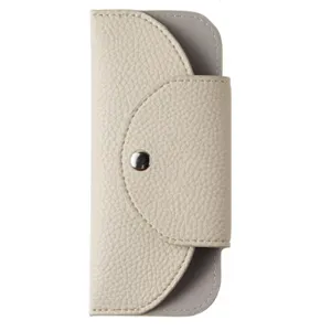 Vue détaillée d'étui à lunettes en cuir grainé beige, fermeture magnétique pratique et portable.