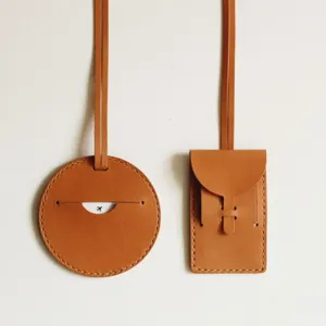 Ensemble d'étiquettes de bagages en cuir marron, rondes et rectangulaires pour valise de voyage.