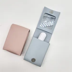 Astuccio portarossetto portatile in pelle con specchietto per trucco integrato e chiusura magnetica.