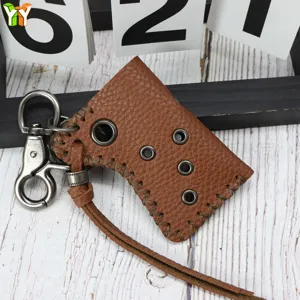 Etui briquet en cuir vintage avec porte-cles, pendentif cle design hache unique.