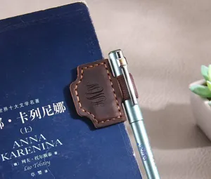 Marque-page magnetique en cuir avec porte-stylo, clip de page de livre vintage elegant.
