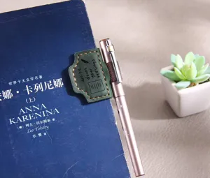 Marque-page magnétique en cuir avec porte-stylo élastique, accessoire de lecture rétro.