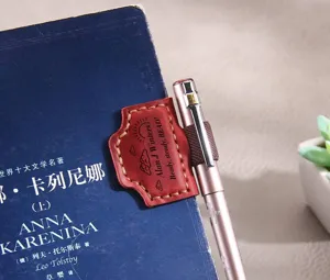 Marque-page magnétique en cuir avec porte-stylo élastique, papeterie créative de livre vintage.