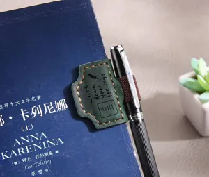 Marque-page magnétique en cuir vintage avec porte-stylo élastique pour accessoires de bureau.