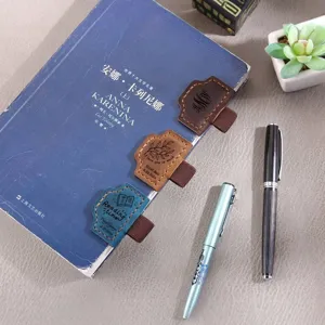 Marque-page magnétique en cuir avec porte-stylo élastique, accessoire rétro pour livre.