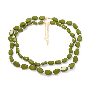 Collana a doppio strato di perle verdi irregolari retro di tendenza per donna chic