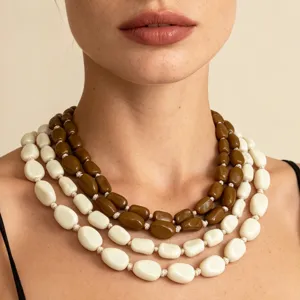Collana di perle multistrato chic con perline ovali irregolari, accessorio rétro.