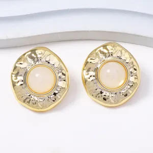 Detailansicht runder Ohrstecker aus Legierung mit Harz, eleganter Modeschmuck fuer Alltag.