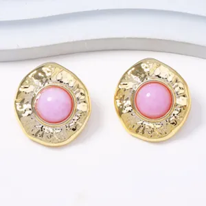 Retro strukturierte Ohrstecker aus Legierung mit rosa Harz, Detailansicht des goldenen Designs.
