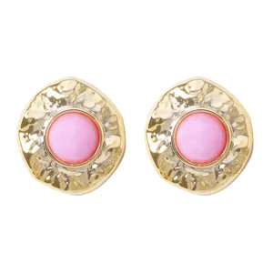 Detailaufnahme von Vintage-strukturierten Metall-Ohrringen mit einem schicken rosa Harzstein.
