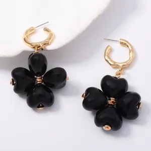 Pendientes de flores de corazones negros estilo vintage francés con aro dorado elegante