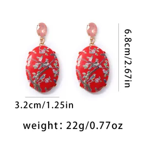 Gedetailleerd overzicht van Chinese ovale oorbellen met bloemenprint en kristal.