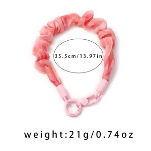 Porte-clés de sac en mousseline de soie plissée rose avec anneau métallique élégant.