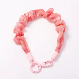 Charmant bracelet de sac en mousseline plissée rose avec fermoirs métalliques mignons.