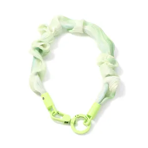 Porte-cles ruban de gaze plisse vert clair pendentif de sac accessoire souple et elegant.