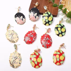Gedetailleerd overzicht van ovale oorbellen in Chinese stijl met bloemenmotieven en strass.