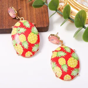 Gedetailleerd overzicht van Chinese retro ovale oorbellen met kleurrijke strass-steentjes en ananas.