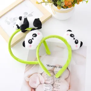 Gedetailleerd overzicht schattige panda pluche haarband, groene pluizige haarhoepel voor reisfoto's.