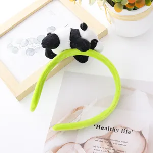 Schattige pluche panda haarband met groen bamboe design, ideaal voor foto's en dagelijks.