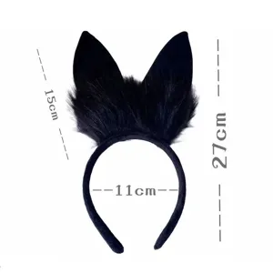 Vista dettagliata del cerchietto con orecchie di coniglio peluche nere, materiale morbido, cosplay.