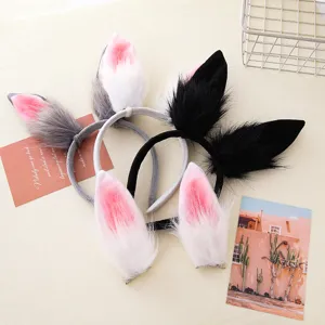 Dettaglio cerchietto orecchie da coniglio in peluche, morbide orecchie, accessorio cosplay.