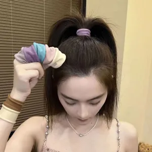 Vue détaillée d'un chouchou à cheveux large, super doux et élastique en plusieurs coloris.