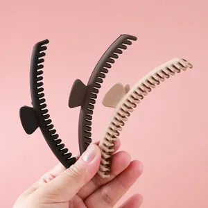 Matte einfarbige Haarklammer Detail, elegante gebogene Haarklammern für tägliches Haarstyling.