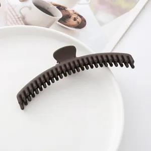 Nahaufnahme der dunkelbraunen, matten Haarklammer mit rutschfestem Design für sicheren Halt.