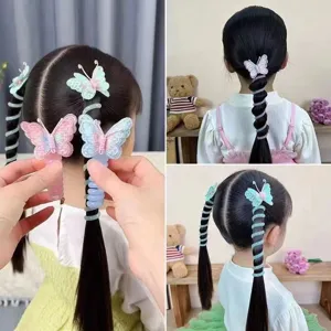 Vista dettagliata elastici per capelli a spirale con farfalla, stile coda cavallo bimba.