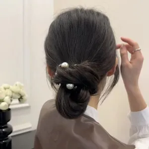 Vista dettagliata dell'elastico per capelli con perle minimalista, elegante bracciale.