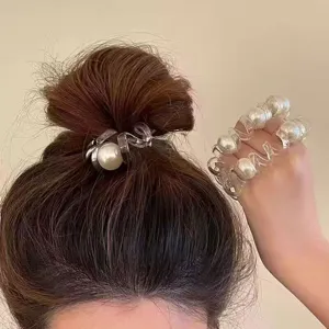Dettaglio elastico perla trasparente filo telefono, bracciale doppio uso capelli.